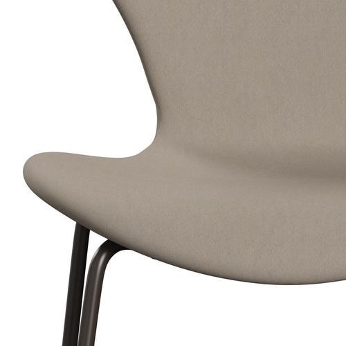 Fritz Hansen 3107 Stol Fuldpolstret, Brown Bronze/Comfort White Grey