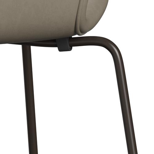 Fritz Hansen 3107 Stol Fuldpolstret, Brown Bronze/Essential Lys Grå