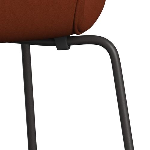 Fritz Hansen 3107 Stol Fuldpolstret, Warm Graphite/Comfort Mørk Rød (C61018)