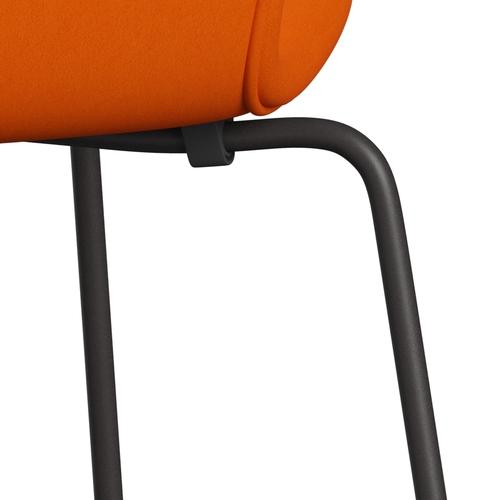 Fritz Hansen 3107 Stol Fuldpolstret, Warm Graphite/Comfort Gul/Orange
