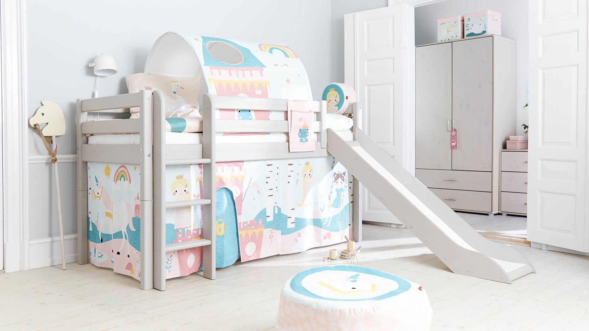 FLEXA Mid-high bed w. straight ladder and slide