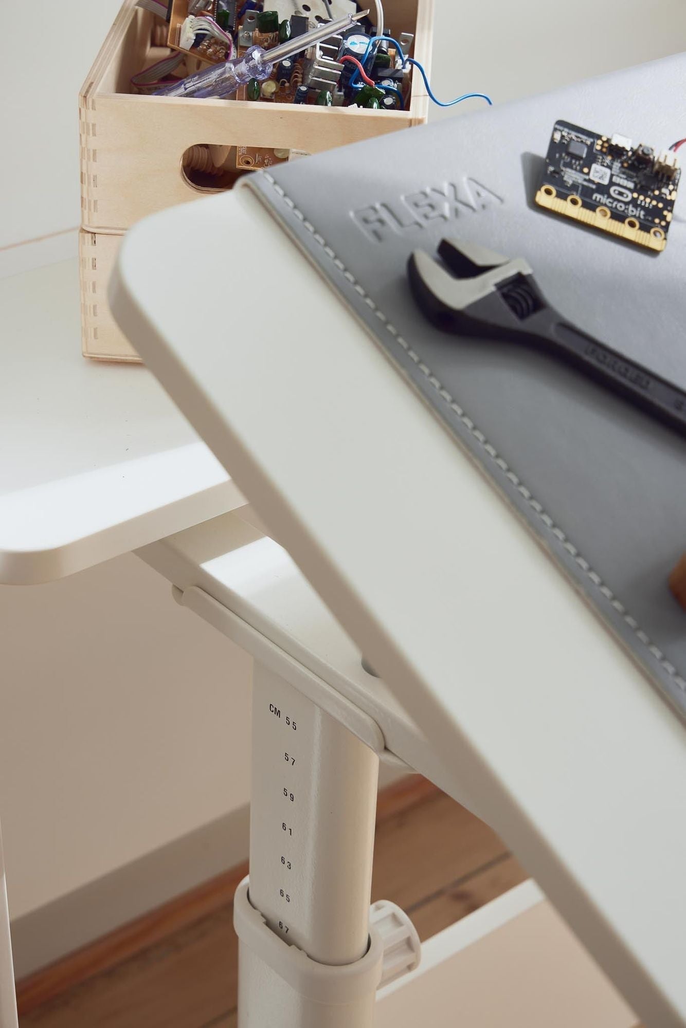 FLEXA Evo Study Desk – tilting desktop